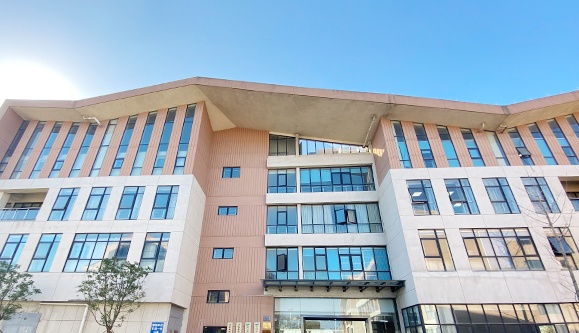 依托青蓮生豬產業研究院，積極與國內外科研單位和高校開展多種形式的合作研究。